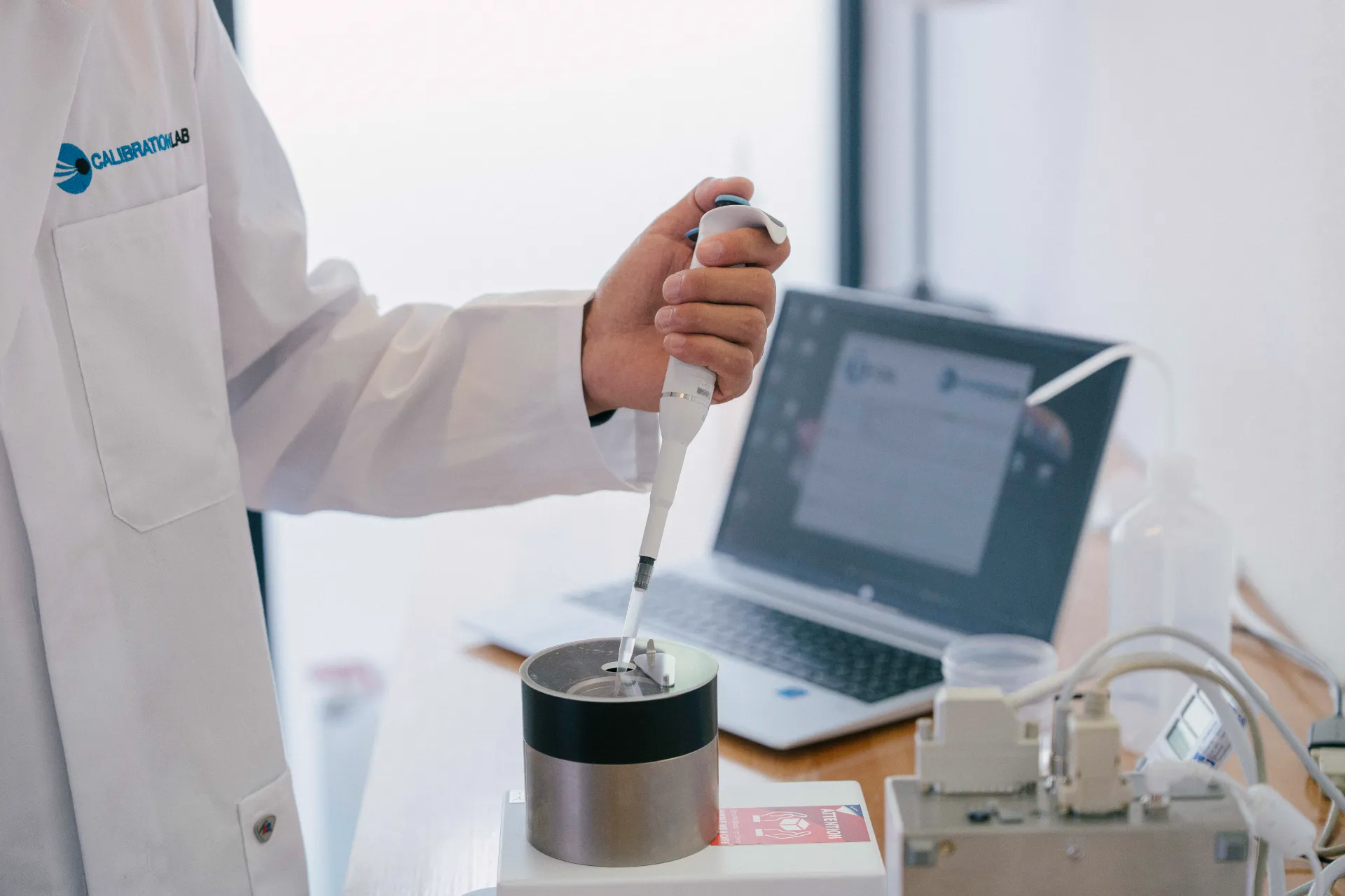 Calibration engineer from Calibration Lab using the pi-Cal One software to calibrate a pipette